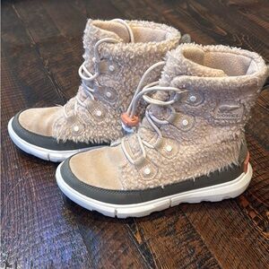 Sorel Beige and White Fleece Boots big kid size 4